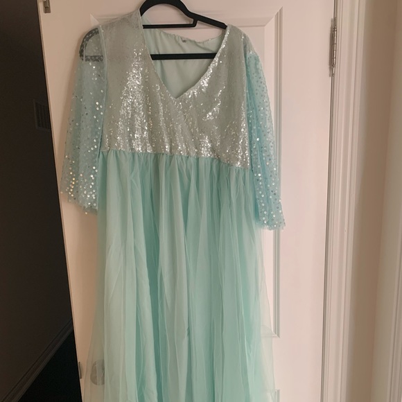 Maternity dresses for photoshoot never worn - Picture 2 of 3